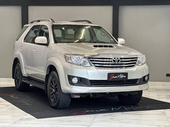TOYOTA HILUX SW4 3.0 SRV 4X4 7 LUGARES 16V TURBO INTERCOOLER DIESEL 4P AUTOMÁTICO TOYOTA HILUX SW4 3.0 SRV 4X4 7 LUGARES 16V TURBO INTERCOOLER DIESEL 4P AUTOMÁTICO